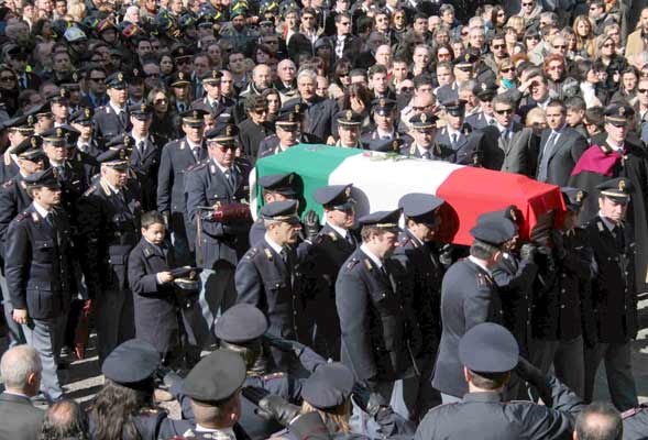Policías portan el féretro de Filippo Raciti, el policía asesinado el viernes en Catania Policías portan el féretro de Filippo Raciti, el policía asesinado el viernes en Catania