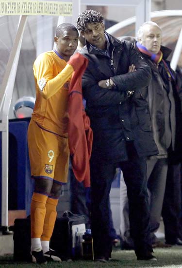 Eto'o escucha las instrucciones de Rijkaard poco antes de saltar al campo Eto'o escucha las instrucciones de Rijkaard poco antes de saltar al campo