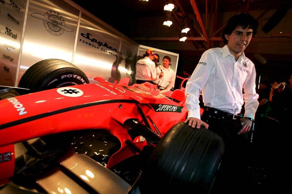 Adrián Vallés, posa ante el nuevo Spyker F8-VII, durante la presentación del equipo en el circuito británico de Silverstone Adrián Vallés, posa ante el nuevo Spyker F8-VII, durante la presentación del equipo en el circuito británico de Silverstone
