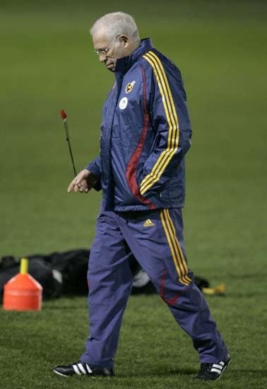 Luis Aragonés, durante el último entrenamiento de la selección en Inglaterra Luis Aragonés, durante el último entrenamiento de la selección en Inglaterra