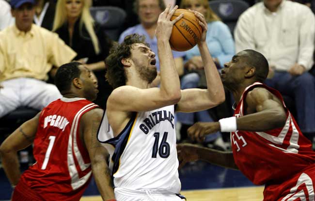 Gasol, rodeado por McGrady (i) y Mutombo Gasol, rodeado por McGrady (i) y Mutombo