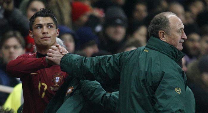 Cristiano Ronaldo saluda a Scolari, tras ser cambiado en el partido Brasil-Portugal Cristiano Ronaldo saluda a Scolari, tras ser cambiado en el partido Brasil-Portugal