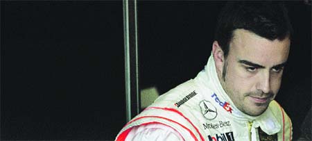 Alonso baja del podio por avería Alonso baja del podio por avería