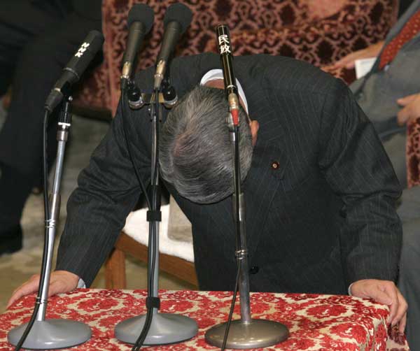 Hakuo Yanagisawa, ministro de Sanidad japonés, pidiendo disculpas. (Toshiyuki Aizawa / Reuters) Hakuo Yanagisawa, ministro de Sanidad japonés, pidiendo disculpas. (Toshiyuki Aizawa / Reuters)