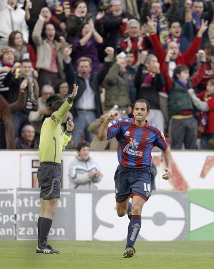 Salva celebra uno de sus dos goles al Recreativo Salva celebra uno de sus dos goles al Recreativo