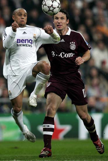 Roberto Carlos y Van Bommel disputan un balón durante el partido Roberto Carlos y Van Bommel disputan un balón durante el partido