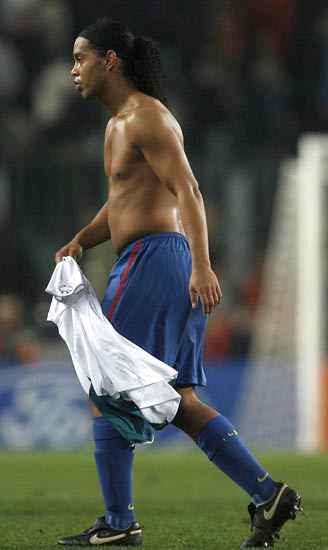 Ronaldinho se retira cariacontecido después de perder contra el Liverpool Ronaldinho se retira cariacontecido después de perder contra el Liverpool