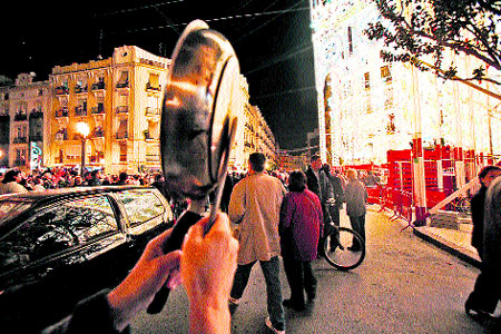 Encienden las 750.000 luces de la falla Sueca al son de una cacerolada Encienden las 750.000 luces de la falla Sueca al son de una cacerolada