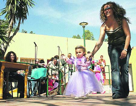 Arroz y disfraces en un carnaval de barrio Arroz y disfraces en un carnaval de barrio