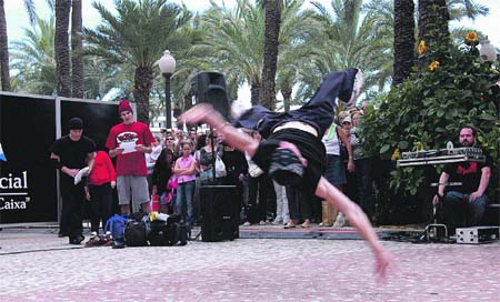 Piruetas y ritmos de ‘breakdance’ en la Explanada Piruetas y ritmos de ‘breakdance’ en la Explanada