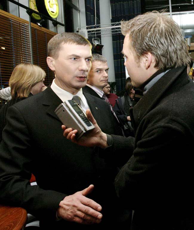 El líder del Partido Reformista de Estonia, Andrus Ansip (i) habla con la prensa, después de las elecciones parlamentarias El líder del Partido Reformista de Estonia, Andrus Ansip (i) habla con la prensa, después de las elecciones parlamentarias