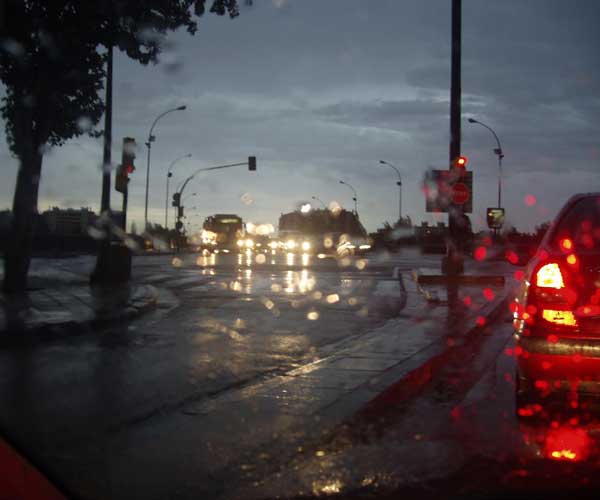 Anochece, lluvia y tráfico. Anochece, lluvia y tráfico.