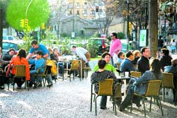 A las terrazas para disfrutar del tiempo soleado A las terrazas para disfrutar del tiempo soleado