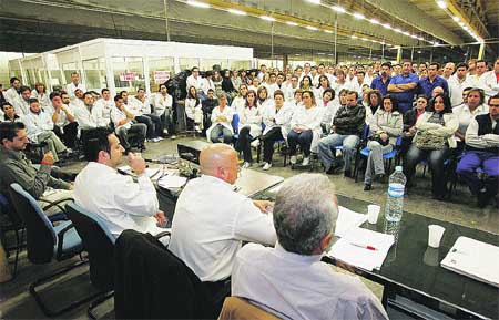 Vuelven las protestas a Vitelcom tras 44 días sin fabricar ni un móvil Vuelven las protestas a Vitelcom tras 44 días sin fabricar ni un móvil