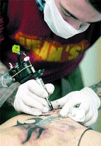 Las tiendas de tatuajes se multiplican y hacen hasta 200 trabajos al día Las tiendas de tatuajes se multiplican y hacen hasta 200 trabajos al día