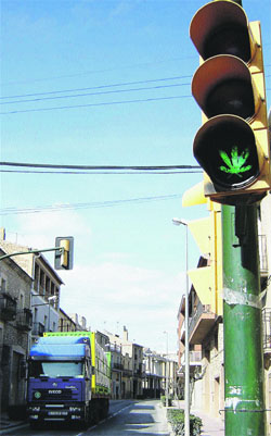 Un semàfor amb fulla de marihuana regula el trànsit Un semàfor amb fulla de marihuana regula el trànsit