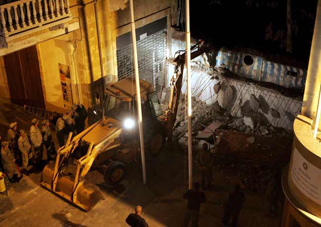 Demolicion del muro divisorio al final de la calle comercial Ledra en la ciudad amurallada de Nicosia (Chipre) Demolicion del muro divisorio al final de la calle comercial Ledra en la ciudad amurallada de Nicosia (Chipre)