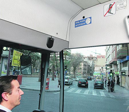Una placa en el bus que es casi invisible Una placa en el bus que es casi invisible