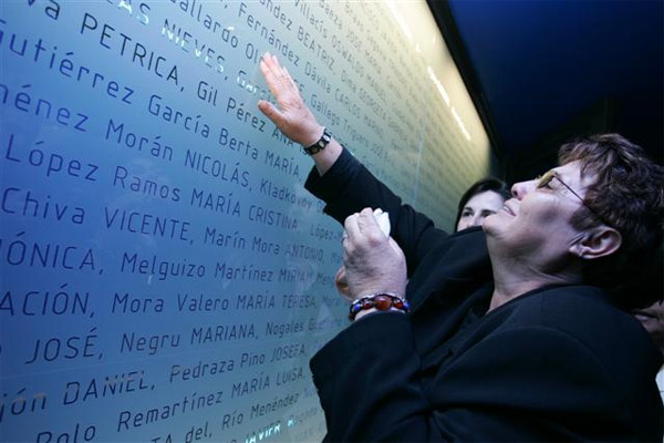 Todos los nombres de los fallecidos están impresos dentro del monumento Todos los nombres de los fallecidos están impresos dentro del monumento