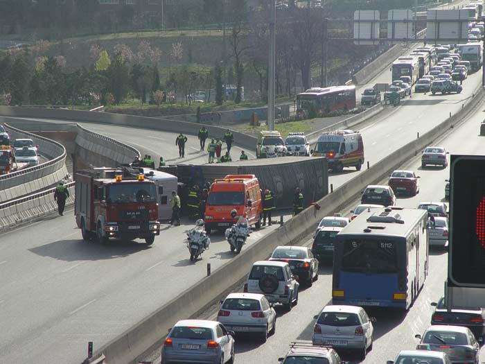 Un accidente causa un gran atasco en la A-2 Un accidente causa un gran atasco en la A-2