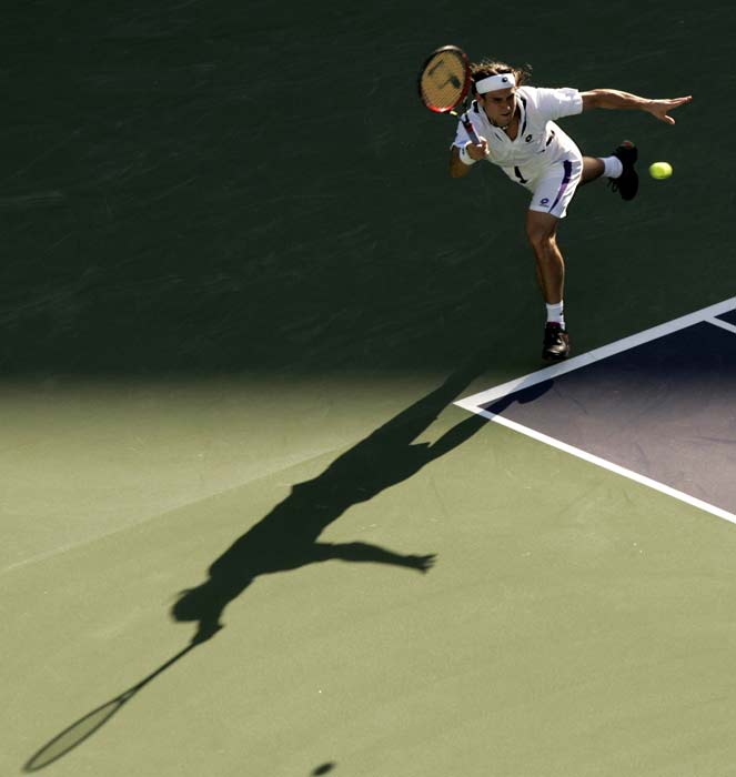 Ferrer devuelve una pelota en su partido con Moyá Ferrer devuelve una pelota en su partido con Moyá