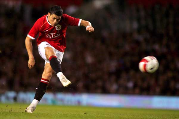 Cristiano Ronaldo marca un gol en el partido entre el Manchester y un combinado europeo el pasado martes. Cristiano Ronaldo marca un gol en el partido entre el Manchester y un combinado europeo el pasado martes.