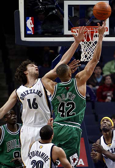 Pau Gasol y P.J. Brown Pau Gasol y P.J. Brown