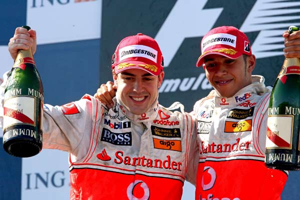 Fernando Alonso y Lewis Hamilton se abrazan en el podio. Fernando Alonso y Lewis Hamilton se abrazan en el podio.