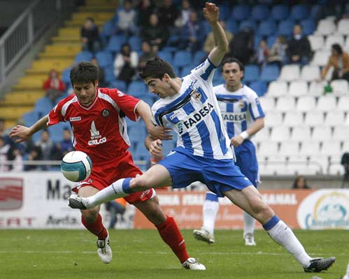 Arizmendi, del Depor, pelea un balón con Javier Paredes, del Getafe. Arizmendi, del Depor, pelea un balón con Javier Paredes, del Getafe.
