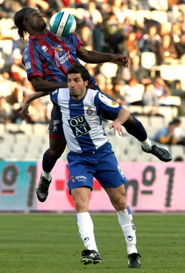 Ettien vuela sobre Velasco para controlar un balón. Ettien vuela sobre Velasco para controlar un balón.