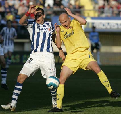 Kovacevic y Cygan, del Villarreal disputan un balón. Kovacevic y Cygan, del Villarreal disputan un balón.