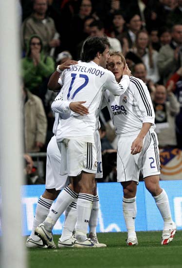 Varios jugadores del Real Madrid se abrazan tras el segundo gol. Varios jugadores del Real Madrid se abrazan tras el segundo gol.