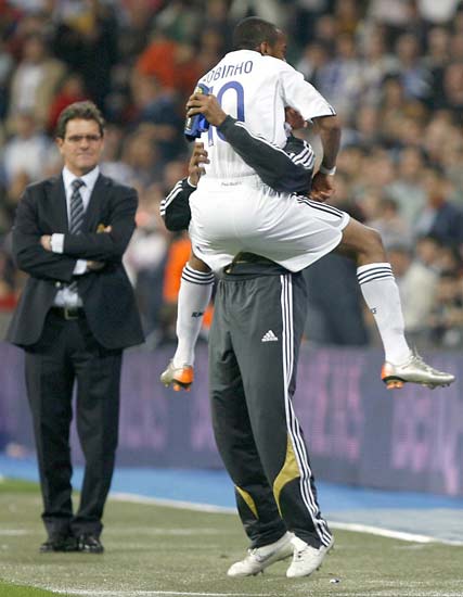 Robinho se abraza a Emerson bajo la mirada de Fabio Capello. Robinho se abraza a Emerson bajo la mirada de Fabio Capello.