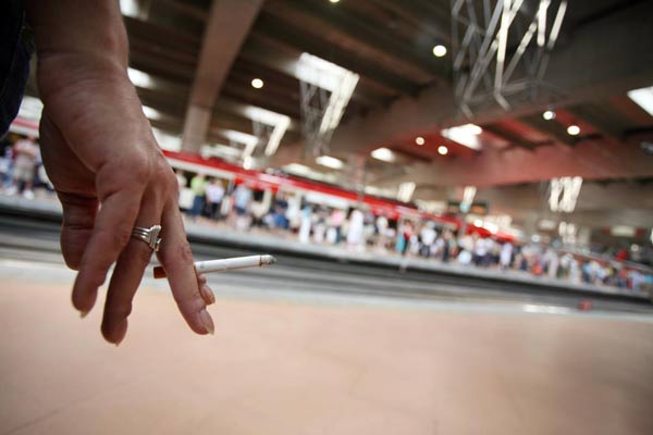 Fumar arruga la piel y la vuelve de un tono amarillento, según un estudio Fumar arruga la piel y la vuelve de un tono amarillento, según un estudio