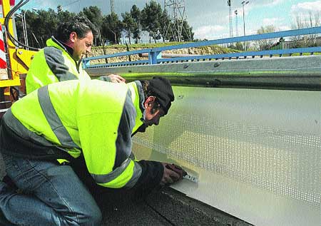 Ponen mallas en los guardarraíles para proteger a los motoristas Ponen mallas en los guardarraíles para proteger a los motoristas