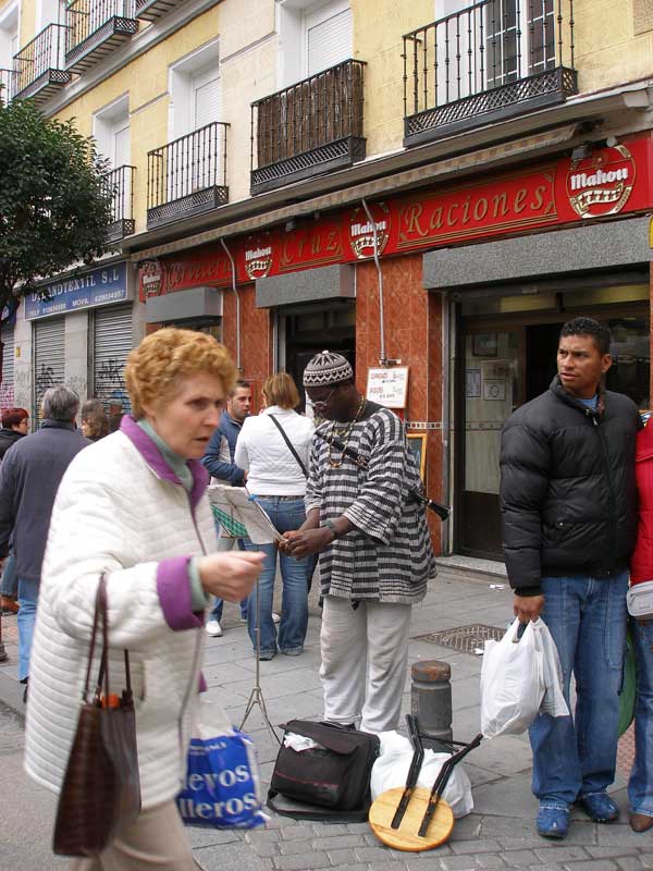 Un inmigrante vende sus productos en el Rastro de Madrid. Un inmigrante vende sus productos en el Rastro de Madrid.