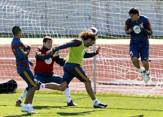 Casillas, durante un entrenamiento de la selección española. Casillas, durante un entrenamiento de la selección española.