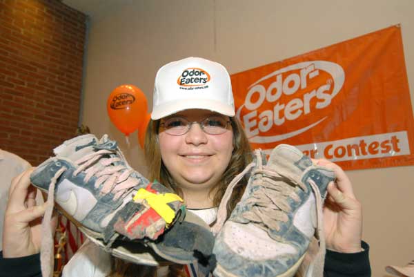 Katharine Tuck posa con sus repugnantes zapatillas. (Efe) Katharine Tuck posa con sus repugnantes zapatillas. (Efe)