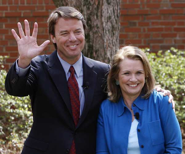 John Edwards junto a su esposa Elizabeth (REUTERS) John Edwards junto a su esposa Elizabeth (REUTERS)