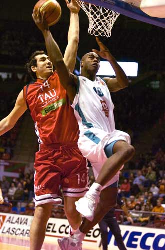 El pívot turco del Tau de Vitoria, Kaya Peker El pívot turco del Tau de Vitoria, Kaya Peker