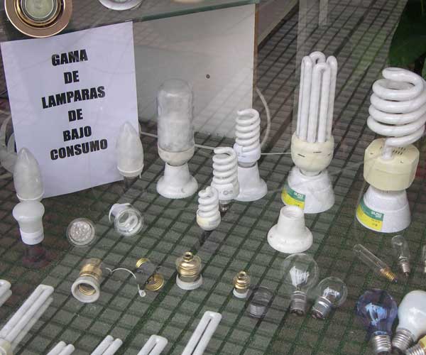 Lámparas de bajo consumo en una tienda de Madrid (20minutos.es) Lámparas de bajo consumo en una tienda de Madrid (20minutos.es)