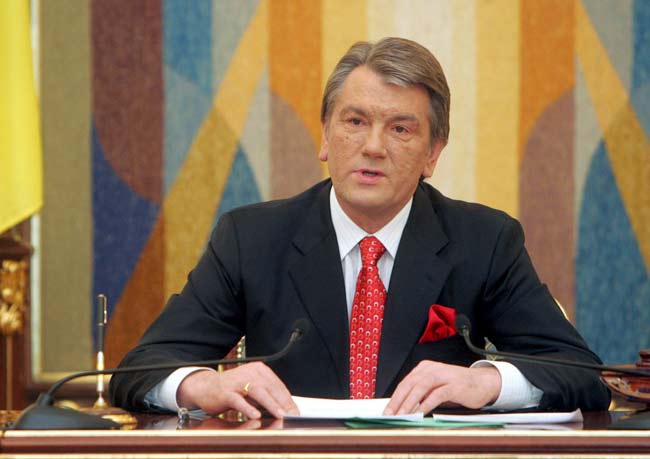 El presidente de Ucrania, Víctor Yúschenko, durante la rueda de prensa ofrecida ayer en la que ha ordenó disolver el Parlamento El presidente de Ucrania, Víctor Yúschenko, durante la rueda de prensa ofrecida ayer en la que ha ordenó disolver el Parlamento