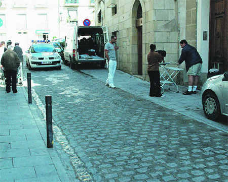 Algunos bolardos se han serrado en la calle Lonja de Caballeros. En detalle, uno de los cortados. f. gonzález Algunos bolardos se han serrado en la calle Lonja de Caballeros. En detalle, uno de los cortados. f. gonzález
