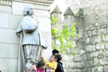 Desfiguran el rostro de una de las cuatro estatuas de la plaza del Triunfo Desfiguran el rostro de una de las cuatro estatuas de la plaza del Triunfo