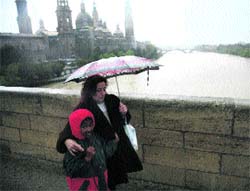 La lluvia amenaza con una crecida mayor y ya anega obras de la Expo La lluvia amenaza con una crecida mayor y ya anega obras de la Expo