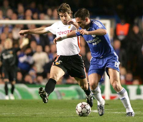 Albelda presiona a un jugador del Chelsea durante el partido Albelda presiona a un jugador del Chelsea durante el partido