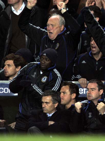 Mourinho durante el partido contra el Valencia Mourinho durante el partido contra el Valencia