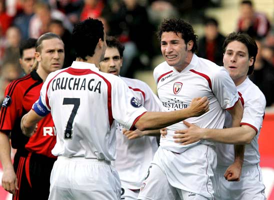 Cuéllar celebra con sus compañeros el primer gol de Osasuna Cuéllar celebra con sus compañeros el primer gol de Osasuna