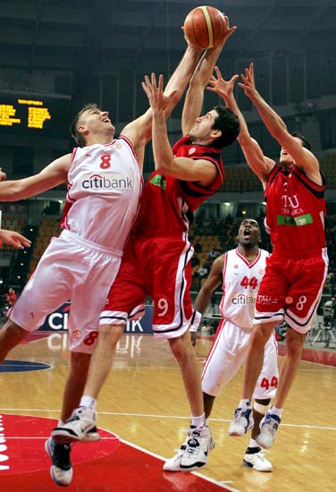 Vidal y Rakocevic luchan porun rebote con un jugador griego. Vidal y Rakocevic luchan porun rebote con un jugador griego.