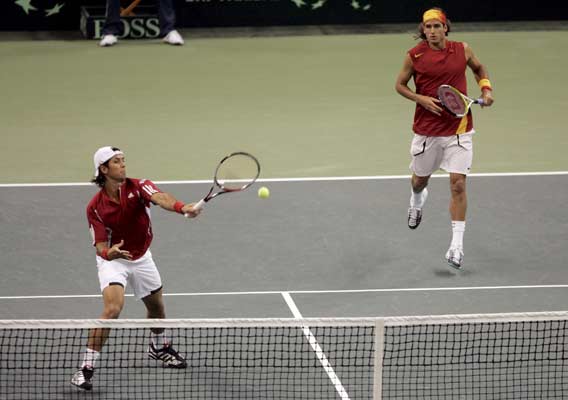 Verdasco golpea la pelota ante la mirada de Feliciano López. Verdasco golpea la pelota ante la mirada de Feliciano López.